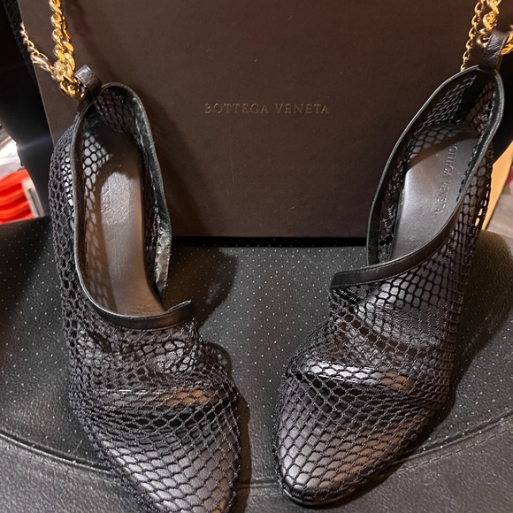 Bottega Veneta mesh chain link pumps
Box & dust bag included! - Picture 16 of 16